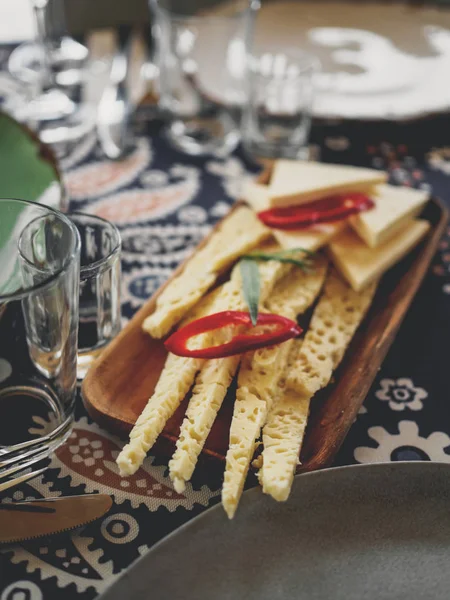 Leckere Käsestücke Und Chilipfeffer Auf Dem Heimischen Tisch Georgien — Stockfoto
