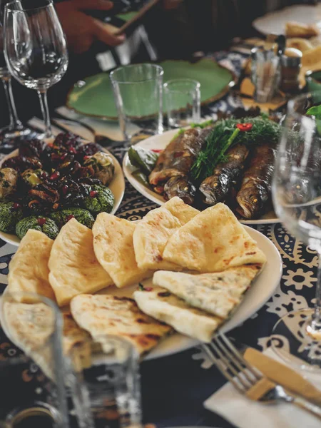 Läckra Rätter Med Fisk Och Bitar Bröd Bordet Hemma Georgien — Stockfoto