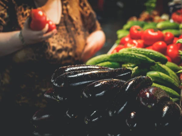 Imagen Recortada Mujer Sosteniendo Tomates Mercado Georgiano Con Berenjenas Primer — Foto de Stock