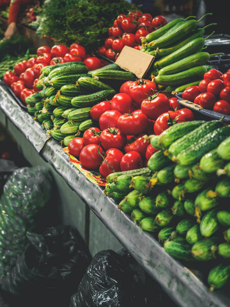 спелые аппетитные помидоры и огурцы на грузинском рынке
 