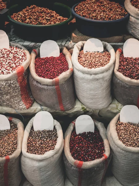 格鲁吉亚市场袋中不同类型芸豆的高角度观 — 免费的图库照片