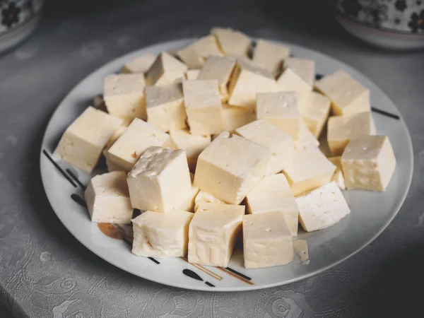 Stücke Schmackhaften Georgischen Käse Auf Dem Teller Der Küche — kostenloses Stockfoto