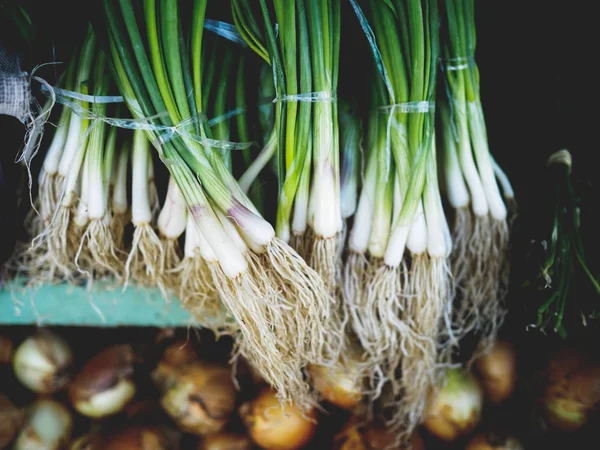 Bovenaanzicht Van Rijpe Groene Uien Georgische Markt — Stockfoto