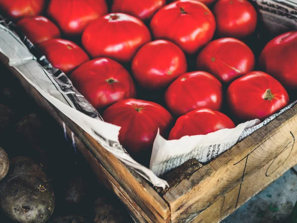 Εσωτερικη Ώριμες Κόκκινες Ντομάτες Ξύλινο Κουτί Στο Γεωργιανό Αγορά — Φωτογραφία Αρχείου