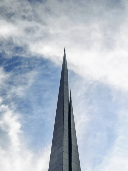 Vista parcial del obelisco en el complejo conmemorativo del Genocidio Armenio Tsitsernakaberd, Ereván, Armenia - foto de stock