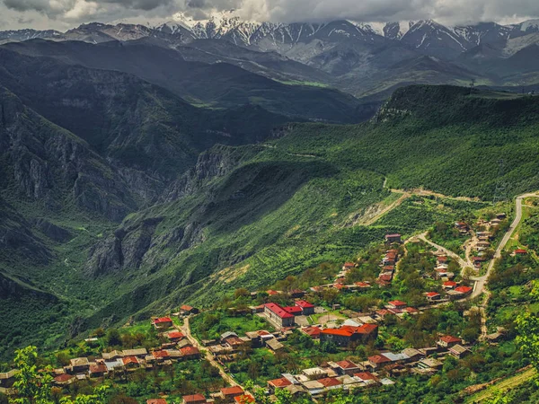 Vista aérea del pueblo en las montañas en el día nublado, Armenia - foto de stock