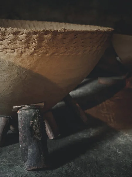 Частина великої глиняної цистерни для виробництва вина в майстерні в Грузії — стокове фото