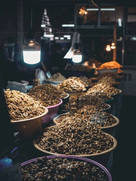 Пластиковые бассейны с орехами на грузинском рынке — стоковое фото