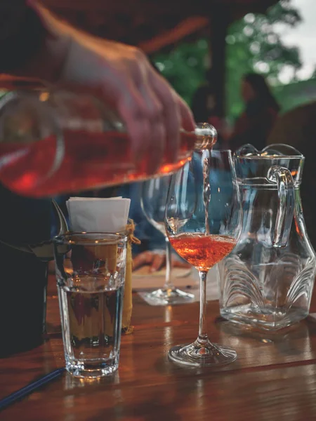 Imagem cortada do homem derramando vinho de garrafa em vidro no café em georgia — Fotografia de Stock