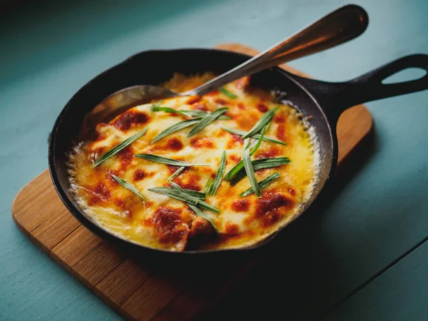 Gros plan de la casserole maison avec des œufs et des herbes dans la poêle — Photo de stock