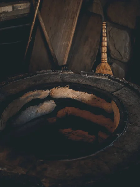 Zubereitung traditioneller georgischer Fladenbrote im hausgemachten Ofen — Stockfoto