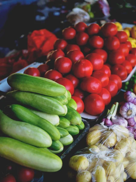 Tomates maduros, calabacín y patatas en el mercado georgiano - foto de stock