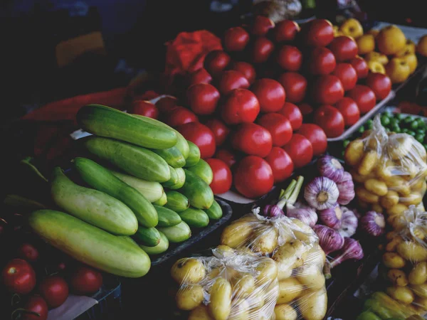 Deliciosos tomates, calabacín y patatas en el mercado georgiano - foto de stock