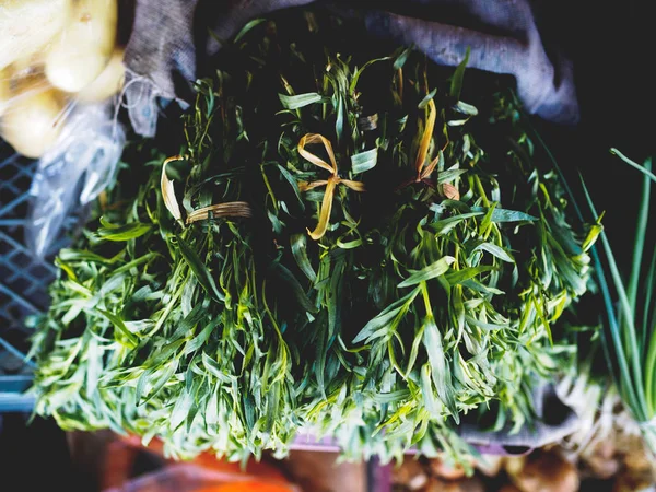 Blick von oben auf grüne Kräuter auf dem georgischen Markt — Stockfoto