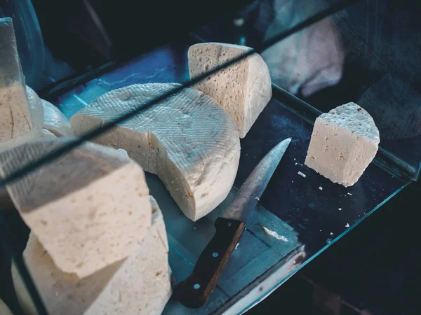 Leckeren georgischen Käse in den Regalen im Geschäft — Stockfoto