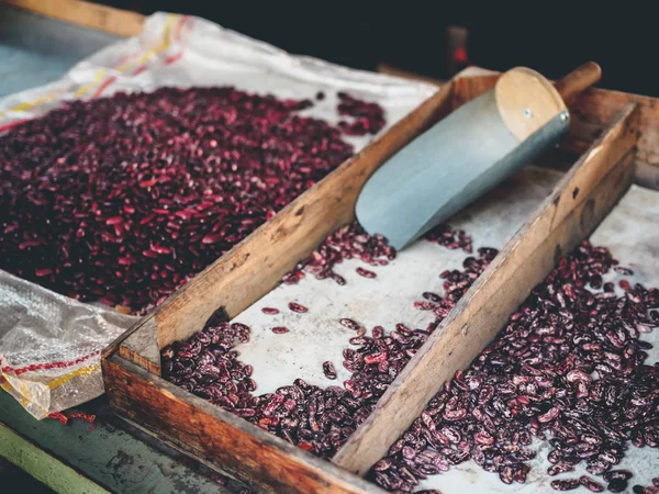 Frijoles rojos en cajas de madera en el mercado georgiano - foto de stock