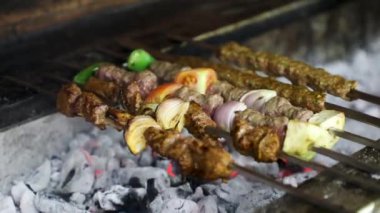 Pişirme Barbekü Şiş Kebap Sıcak Kömür Barbekü Izgara Siyah Arka Plan, Cookout Kavramı, Close Up, Top View