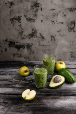Elma ve avokado rustik tablo taze sağlıklı güler yüzlü