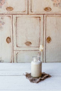 Taze sağlıklı güler yüzlü beyaz masa şişesinde