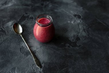 Taze sağlıklı güler yüzlü kavanoz rustik masada