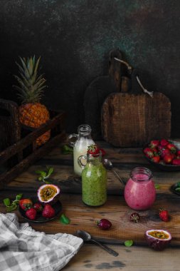 Egzotik meyve rustik tablo taze sağlıklı smoothies
