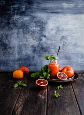 Organik kan portakal suyu cam ahşap arka plan üzerinde