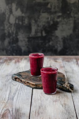 Lezzetli detoks blueberry smoothie rustik ahşap tahta üzerinde gözlük