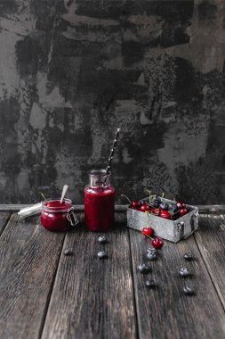 Olgun çilek ve lezzetli detoks smoothie rustik ahşap tahta üzerinde