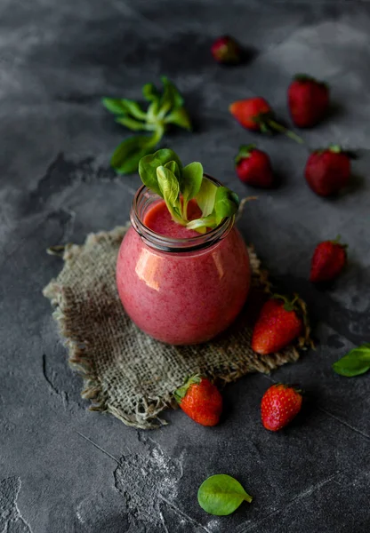 Heerlijke Detox Aardbei Smoothie Rustieke Houten Bord — Stockfoto