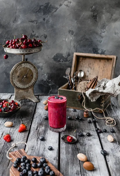 熟した果実と素朴な木の板でおいしいデトックス スムージー — ストック写真