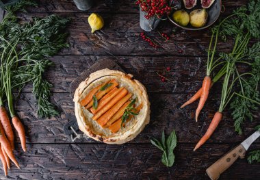 lezzetli pasta havuç ve otlar ile üstten görünüm ahşap tablo