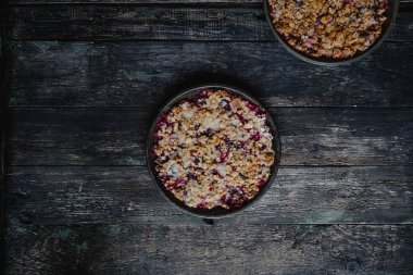 ahşap gri masa üzerinde çilek ile lezzetli börek üstten görünüm