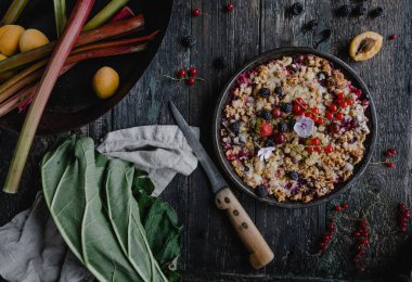 çilek ve ravent ile lezzetli pasta üstten görünüm ahşap tablo