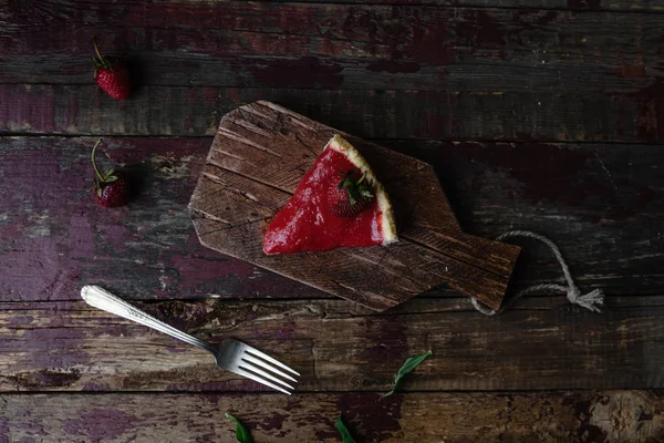 Vue Dessus Morceau Tarte Aux Fraises Fourchette Sur Table Bois — Photo