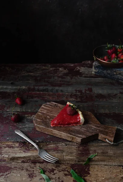 一块草莓馅饼和叉子放在木桌上 — 免费的图库照片