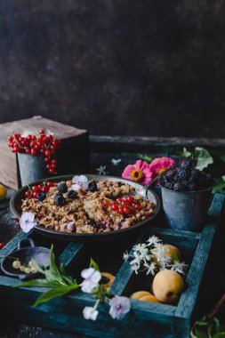 çilek ahşap tepsi ile lezzetli pasta