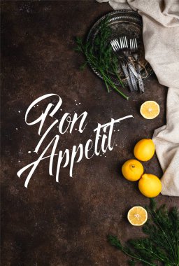rezene ve çatal ile vintage plaka üzerinde karanlık yüzey, bon olsun yazı yukarıdan
