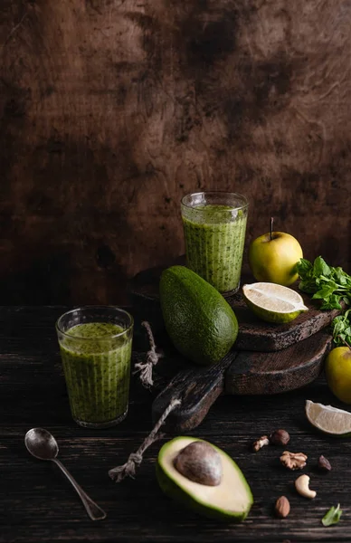 Batido fresco y saludable en mesa rústica con frutas y hierbas - foto de stock