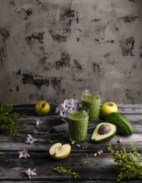 Bio-Frucht-Smoothie auf Holzgrund mit Früchten und Blumen — Stockfoto