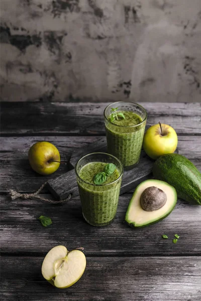 Batido fresco y saludable con manzanas y aguacate en mesa rústica - foto de stock