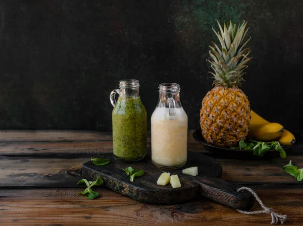 Delicioso batido de frutas exóticas en tablero de madera rústica - foto de stock