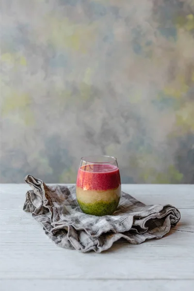 Délicieux smoothie stratifié sur une planche en bois rustique avec serviette — Photo de stock