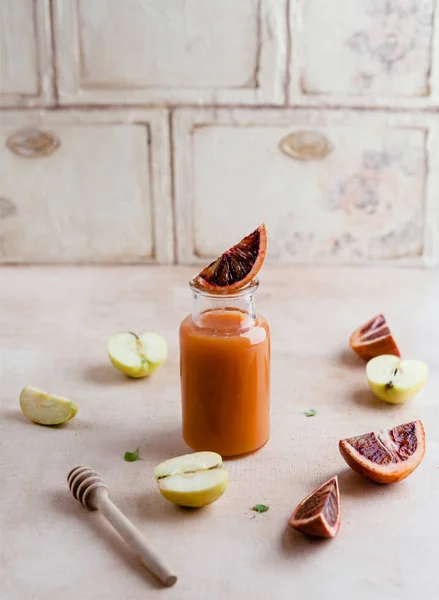 Fresh healthy smoothie on rustic table with blood oranges and apples — Stock Photo