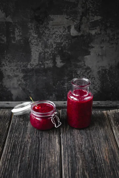 Frullato fresco e sano con ciliegia sul tavolo rustico — Foto stock