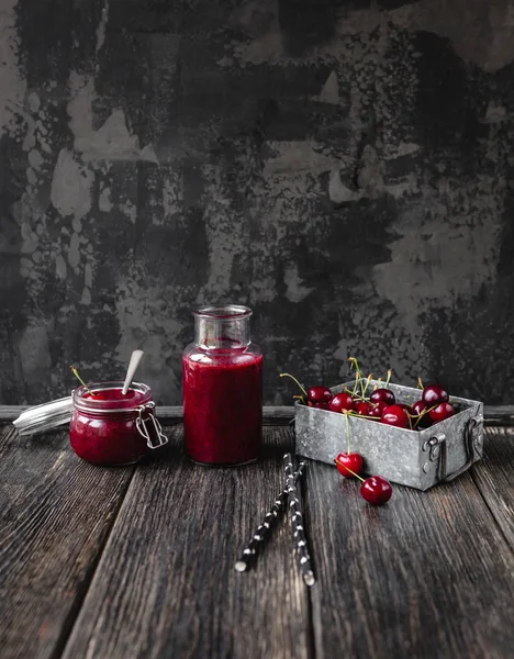 Fresh healthy smoothie on rustic table with cherries and straws — Stock Photo