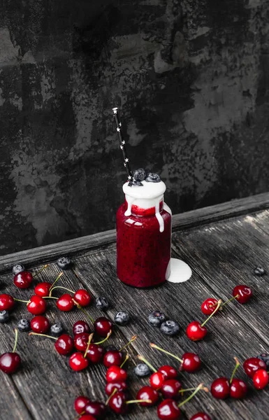 Frischer, gesunder Smoothie mit Sahne auf rustikalem Tisch mit Beeren — Stockfoto