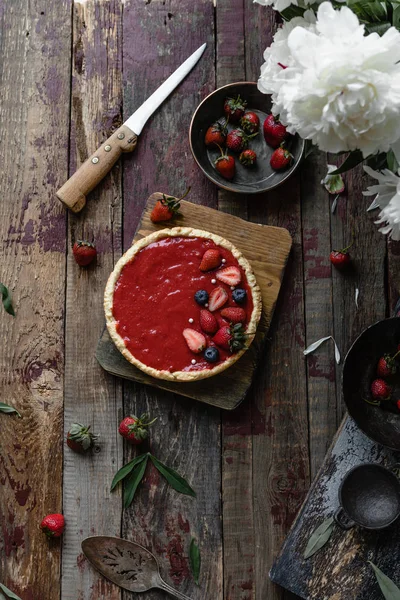 Top view of cooked red strawberry pie on wooden table — Stock Photo
