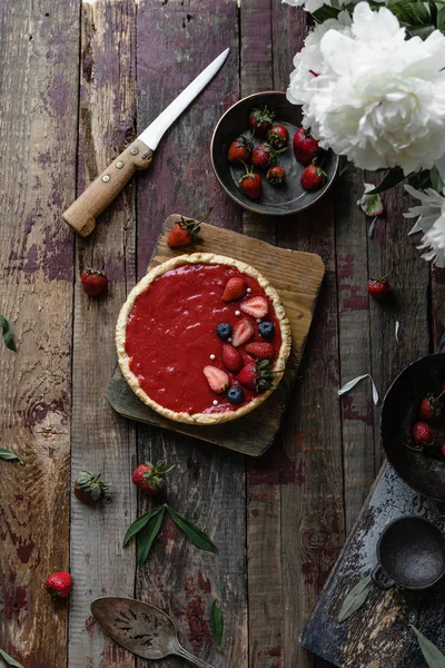 Vista dall'alto di torta di fragole rosse cotte su tavolo di legno — Foto stock