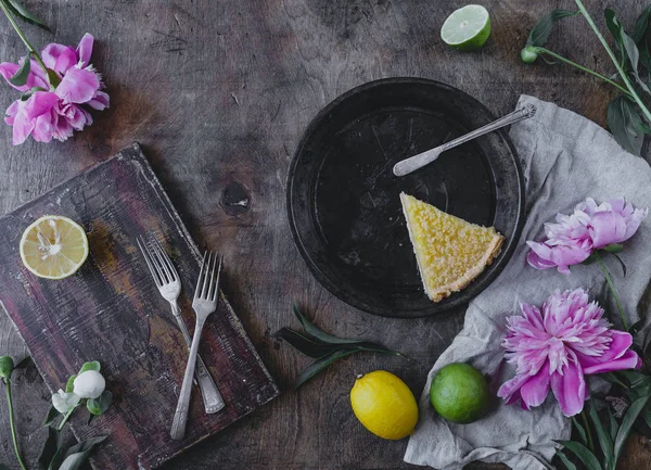 Vista superior del pedazo de delicioso pastel de limón en el plato — Stock Photo