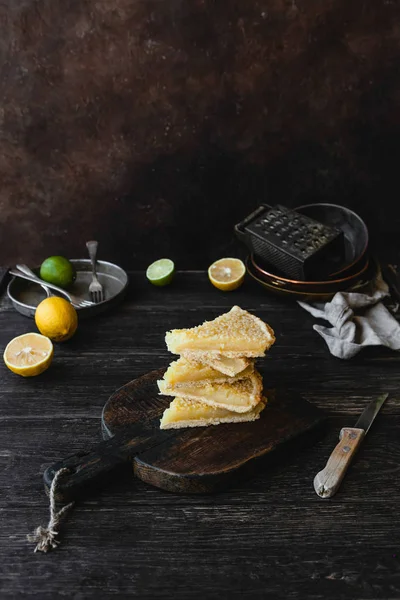 Pedaços de torta de limão gostoso na placa de corte — Fotografia de Stock